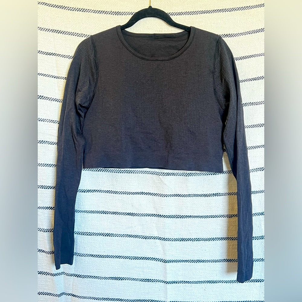 Lululemon long sleeve crop top w/ built in bra